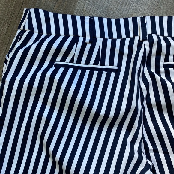 SOLD WOMENS New York and Company Bermuda shorts - Picture 6 of 7